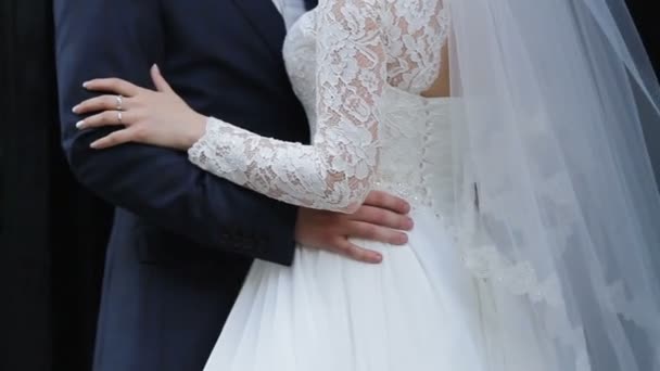 Bara gifta par i kärlek hålla händer, lycklig man och kvinna i kärlek — Stockvideo