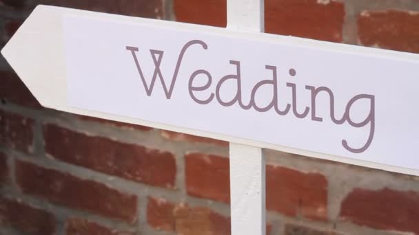 Svatební výzdoba. Dřevěná deska s nápisem svatba — Stock video