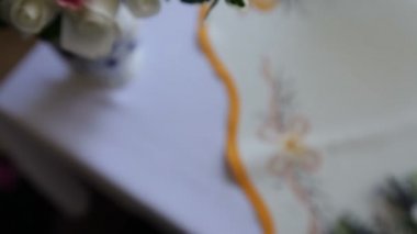 Beyaz tabloda gelin düğün buket dekorasyon renkli çiçek gül