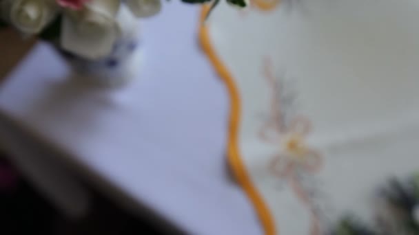 Decoração de buquê de casamento nupcial de flores coloridas rosa na tabela branca — Vídeo de Stock