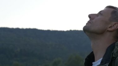 bir adam sabah hava dağlarda nefes