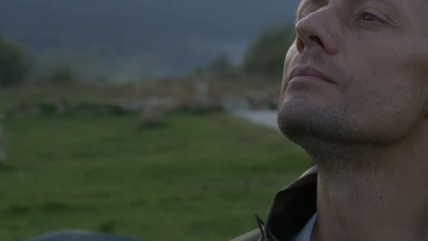 Человек дышит утренним воздухом в горах — стоковое видео