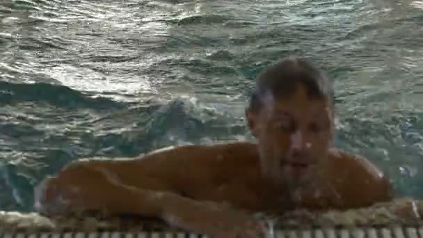 Un uomo in piscina. rallentatore — Video Stock