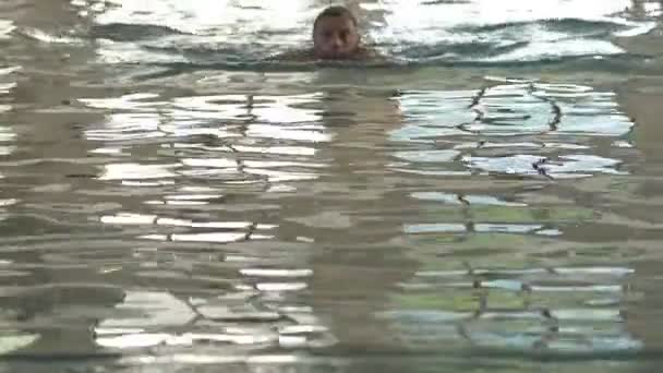 Uomo nuotare in piscina rallentatore — Video Stock