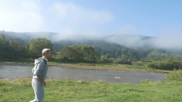 Uma corrida matinal no rio das montanhas — Vídeo de Stock