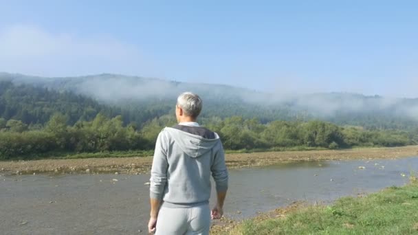 L'uomo corre in montagna al mattino — Video Stock