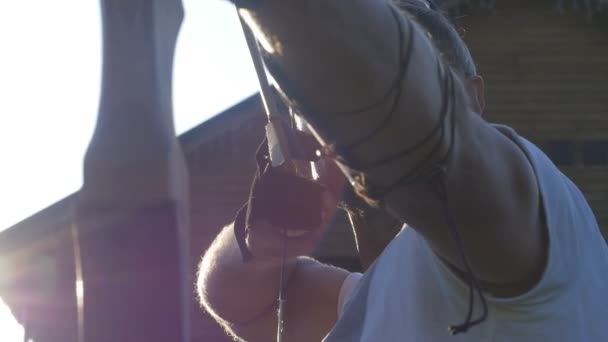 射箭，太阳下山，后面弓箭手 — 图库视频影像
