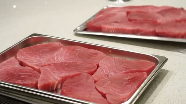 Um filete de atum está em uma bandeja metálica — Vídeo de Stock