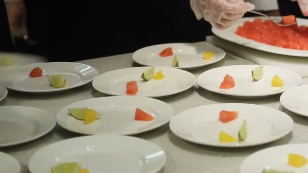 Chef decorar platos en restaurante de lujo — Vídeo de stock