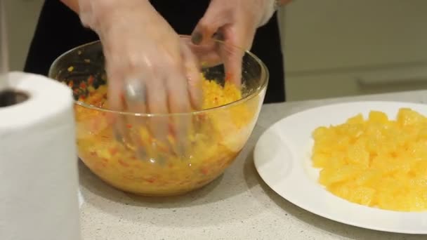 Preparação e mistura de uma salada fresca — Vídeo de Stock