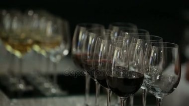 bir adam şarap bir akşam parti başlıyor.