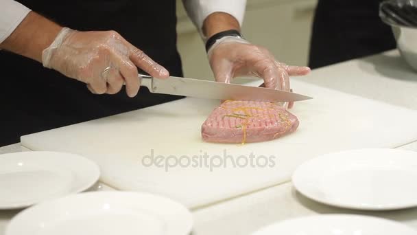 Ammattimainen kokki kädet leikkaus ruoanlaitto punainen kala fileet tonnikala — kuvapankkivideo