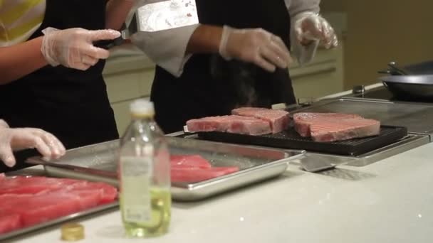 Professionele chef-kok handen nemen filets op de grill koken rode tonijn — Stockvideo