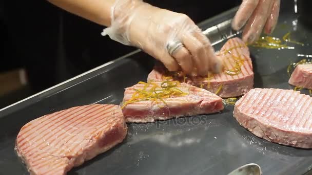 Mãos de chef profissionais Preparação de atum vermelho — Vídeo de Stock