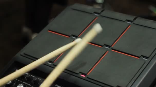 Spelen op de drum pad drums bemonstering — Stockvideo