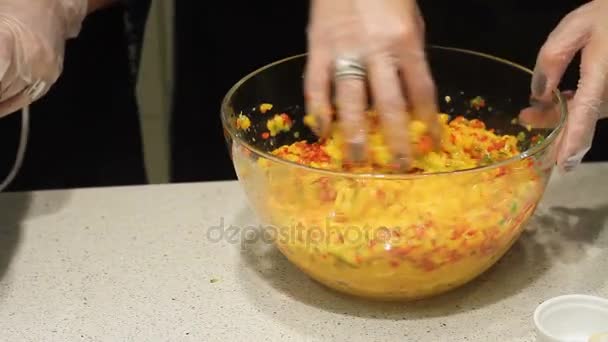 Приготування і змішування салату в скляному лотку — стокове відео
