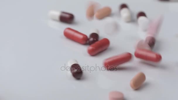 Tabletten fallen herunter. Medizinkonzept — Stockvideo