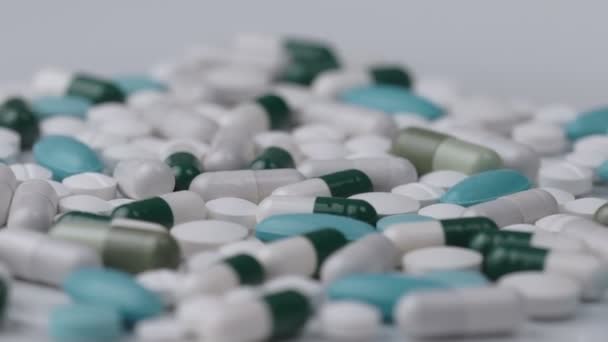 Pílulas médicas girando sobre fundo branco — Vídeo de Stock
