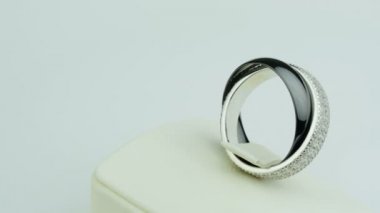 Jewerly yüzük beyaz zemin üzerine Platin