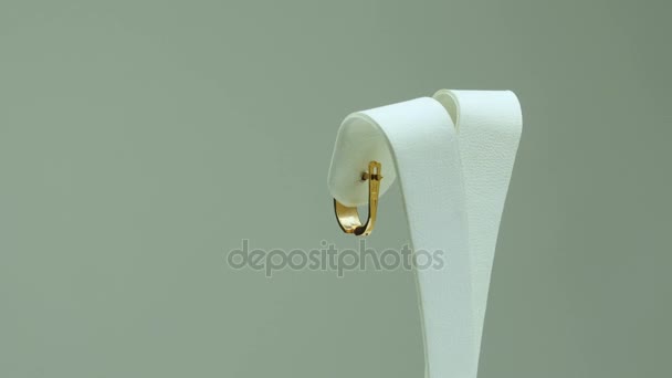 bijoux or boucles d'oreilles couleur turquoise sur fond blanc 