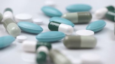 Beyaz bir arka plan üzerinde beyaz yeşil hap döndürmek