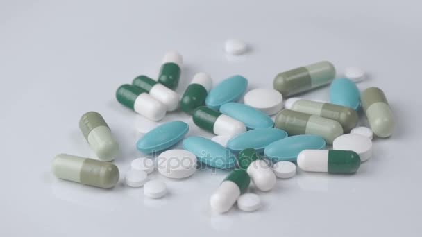 pilules tournent sur un fond blanc 