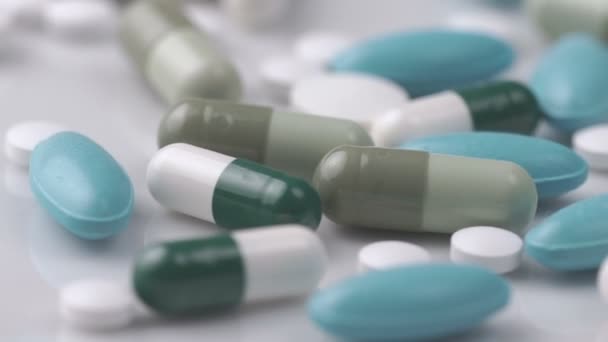 Λευκό πράσινο χάπια περιστροφή μακροεντολή βλαστούς — Αρχείο Βίντεο