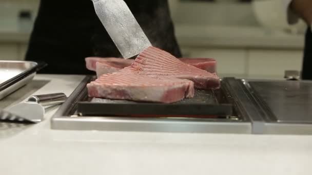 Chef-kok handen nemen filets tonijn op grill — Stockvideo