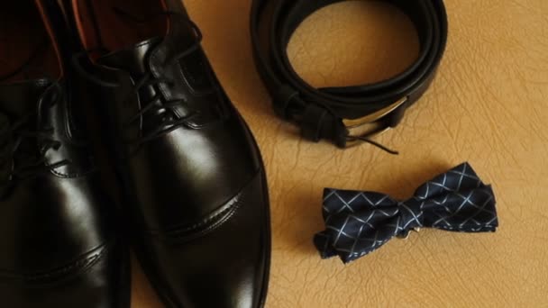 Panorámica disparó a los novios zapatos de ropa, corbata, cinturón — Vídeos de Stock