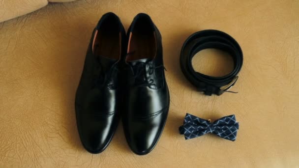 Panorámica disparó a los novios zapatos de ropa, corbata, cinturón — Vídeos de Stock