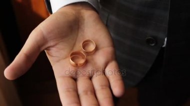 bir adam iki alyans el yumruk sıkarak.