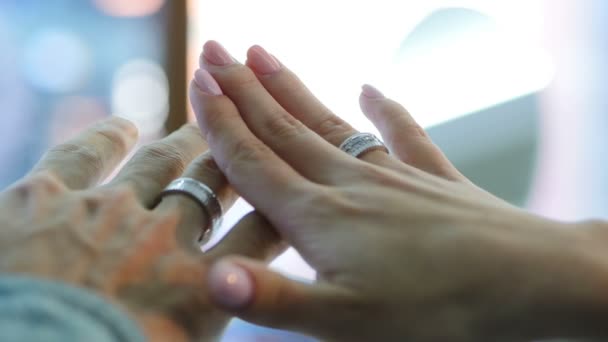 Joven pareja hermosa eligiendo anillo de boda en joyería — Vídeos de Stock