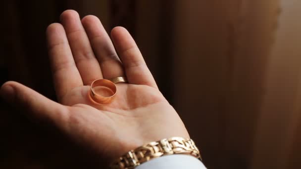 A kéz facsarván jegygyűrű egy ököl — Stock videók