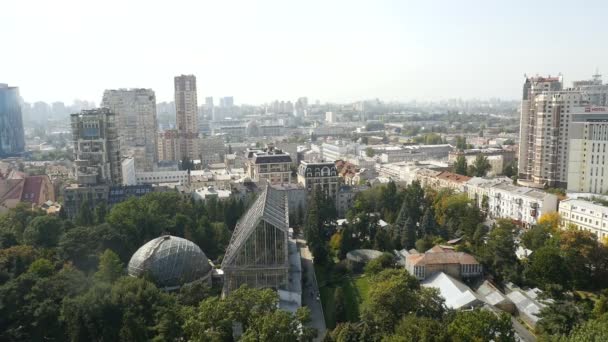 Paisaje urbano aéreo sobre el parque mirando hacia abajo en Ucrania kyiv — Vídeo de stock