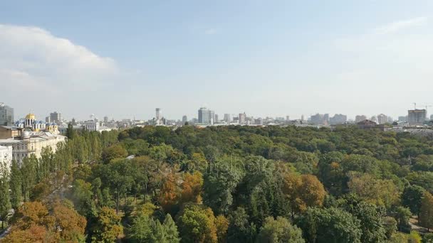 Paisaje urbano aéreo sobre el parque mirando hacia abajo en Ucrania kyiv — Vídeo de stock