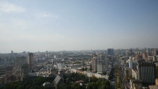 Antenowe gród nad budynkami patrząc na Ukrainie Kijów — Wideo stockowe