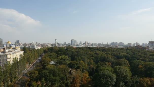 Antenowe miejski Park patrząc w Kijów, Ukraina — Wideo stockowe