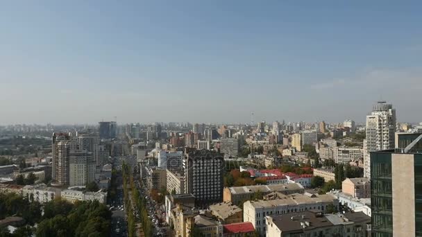 Paisaje urbano aéreo sobre edificios una mirada en Kiev Ucrania — Vídeo de stock