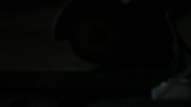 Metal konstrüksiyon ile bir Daire Testere Bileme çalışan