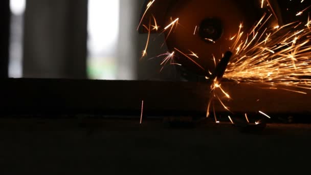Iskry i płomienie z pracy z konstrukcji metalowych — Wideo stockowe