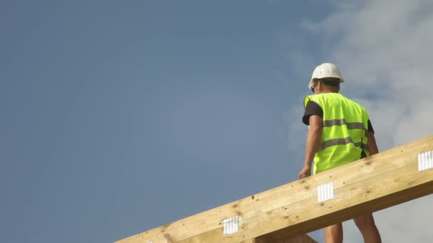 Ingeniero en busca de proyecto en la obra — Vídeo de stock