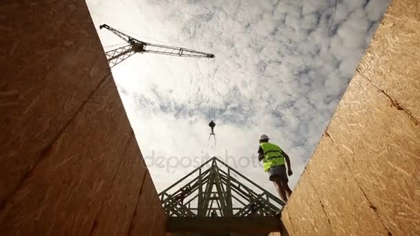Byggnadsarbetare, tittar upp på takbalkar — Stockvideo