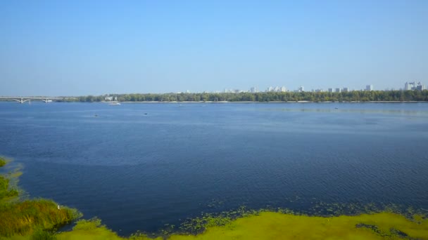 Luftaufnahme von der Hubschrauberbrücke durch den Fluss Dnipro in der Kiewer Ukraine — Stockvideo