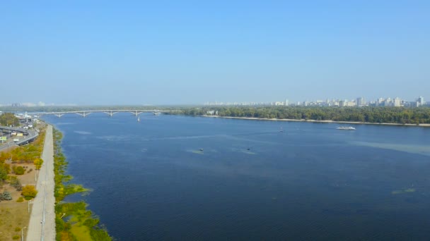 A légi felvétel a helikopter hídon keresztül a Dnipro river, Kiev, Ukrajna — Stock videók