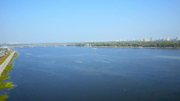 Luchtfoto van copter Bridge via de Dnipro-rivier in Kiev — Stockvideo