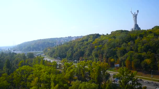 Panorama de Kiev con el monumento Madre Patria en primer plano — Vídeo de stock