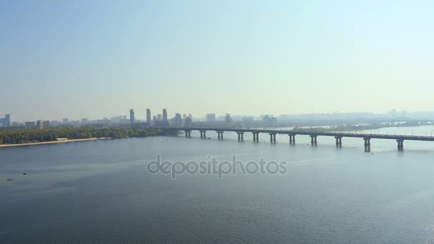 Paton-Brücke über den Fluss Dnjepr in der Ukraine — Stockvideo