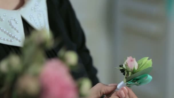 Ein Florist zeigt einen kleinen Strauß in der Hand — Stockvideo