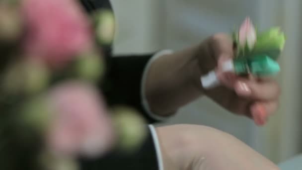Florista cortes cinta cinta cinta un ramos flor tulipán — Vídeos de Stock