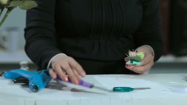Флорист делает букеты с клеем, ножницами, плоскогубцами — стоковое видео
